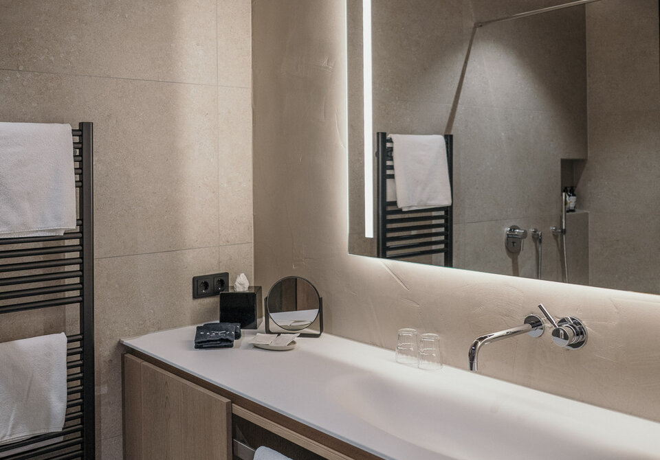 Category 'M' - Image 4